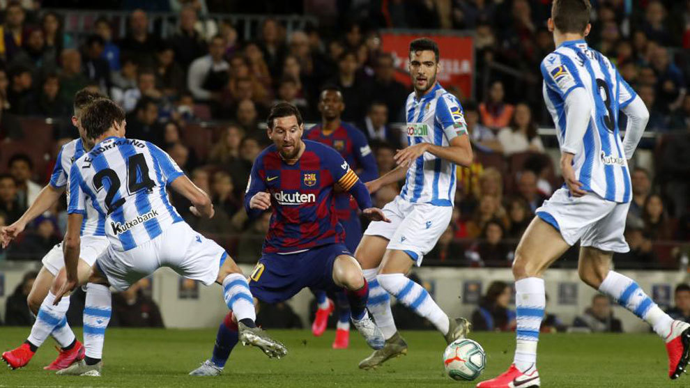 Messi, entre jugadores de la Real Sociedad.