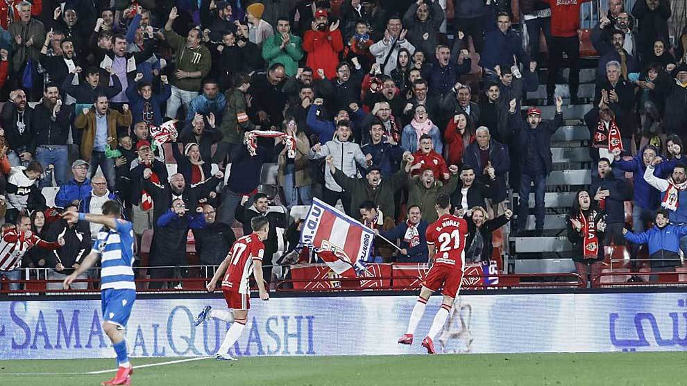 Darwin Nuez celebra con su aficin el primer gol del Almera