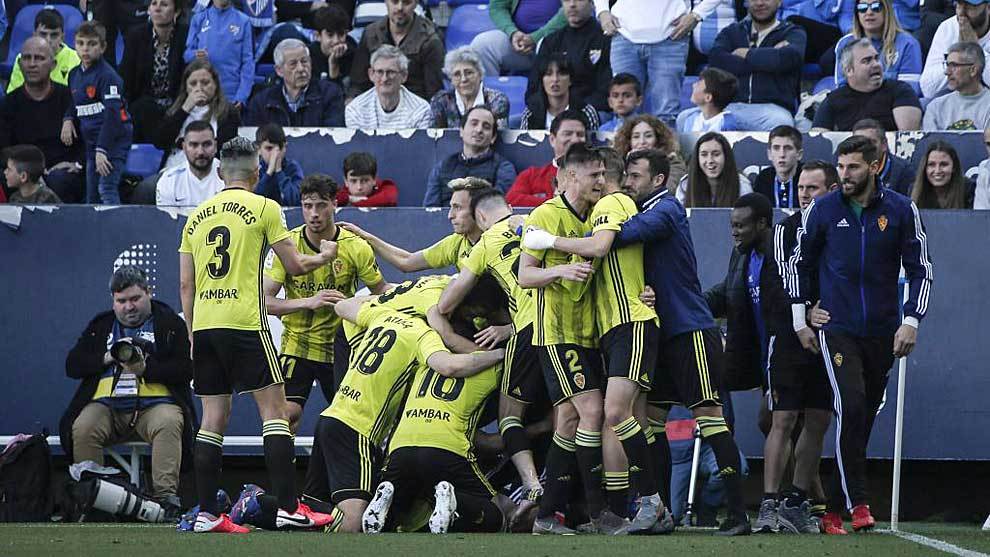 Los jugadores del Zaragoza celebran con rabia el gol del triunfo