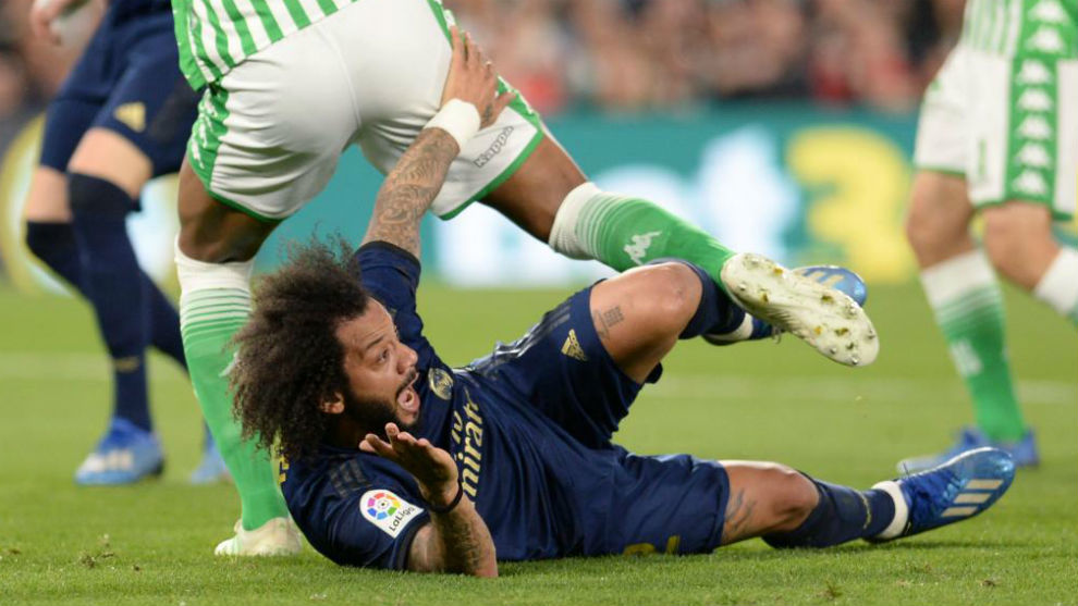 Marcelo cae al suelo en el partido ante el Betis.