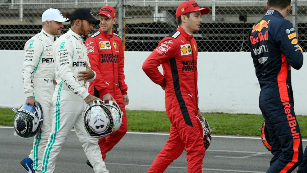 Hamilton, detrs de Leclerc, en los test de Barcelona.