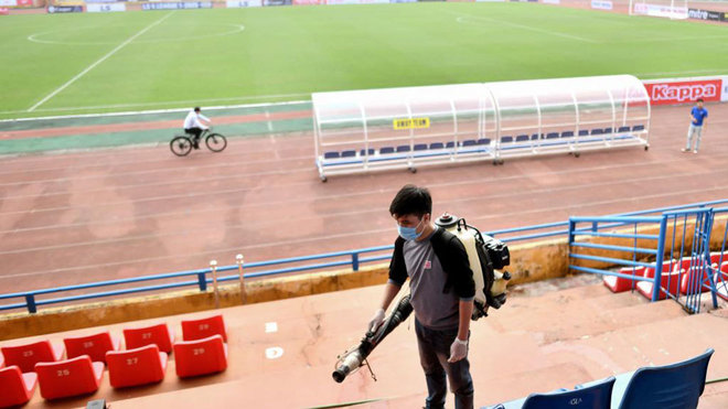 Un operario desinfecta un estadio en Hanoi (Vietnam).