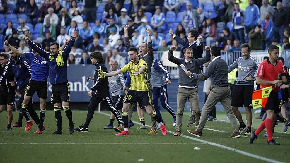 La alegra de jugadores y tcnicos del Zaragoza al final del partido...