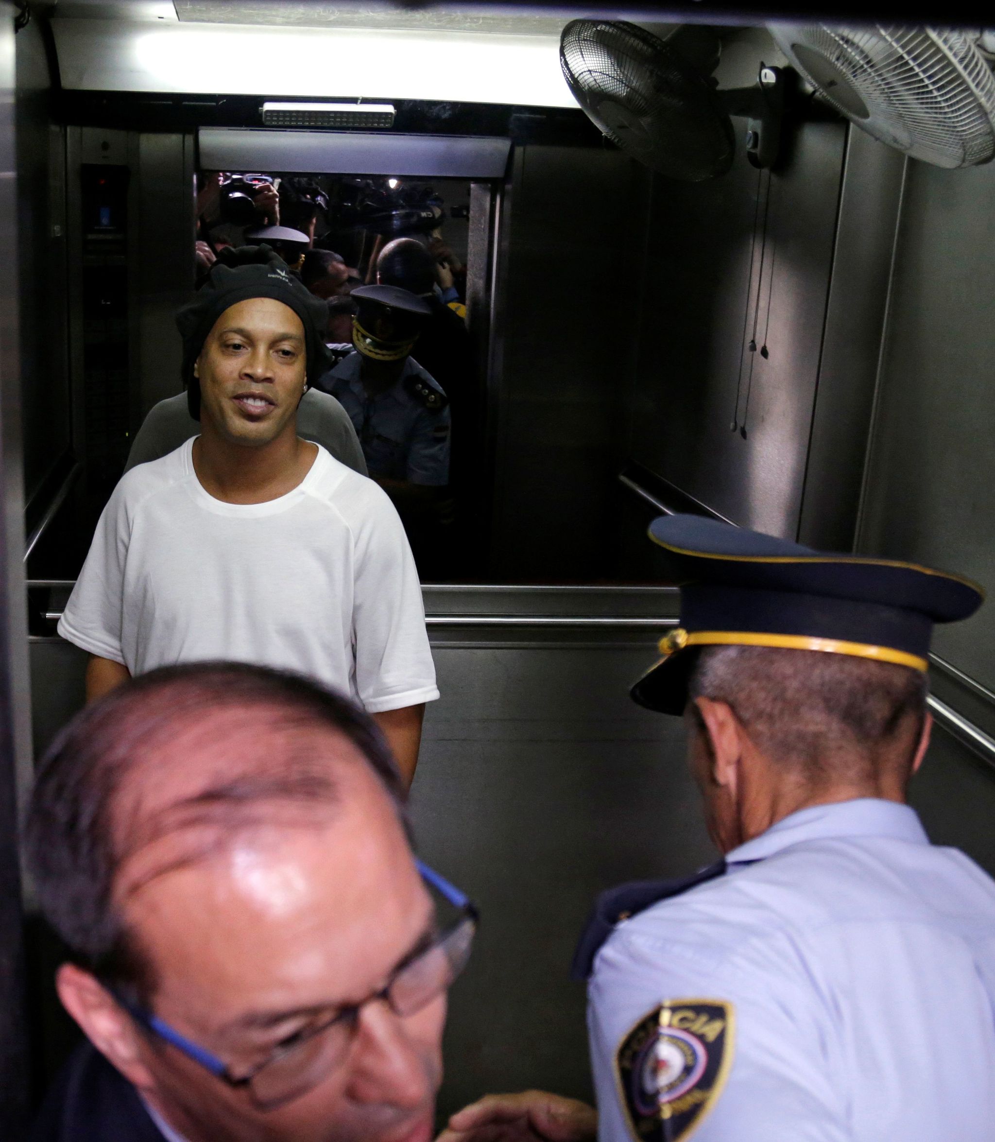 Sale a la luz la primera fotografía de Ronaldinho en una prisión de Paraguay