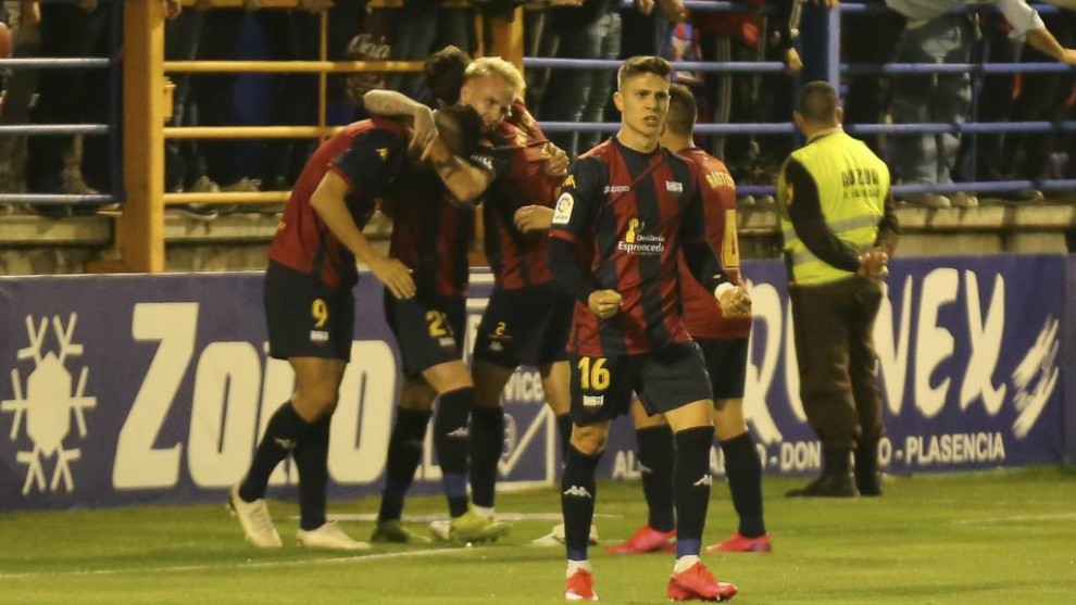 Los jugadores del Extremadura celebran un gol en el Francisco de la...