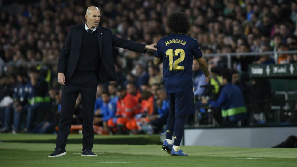 Zidane saluda a Marcelo tras sustituirlo por la lesin del lateral...