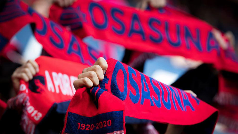 Aficionados de Osasuna, con sus bufandas.