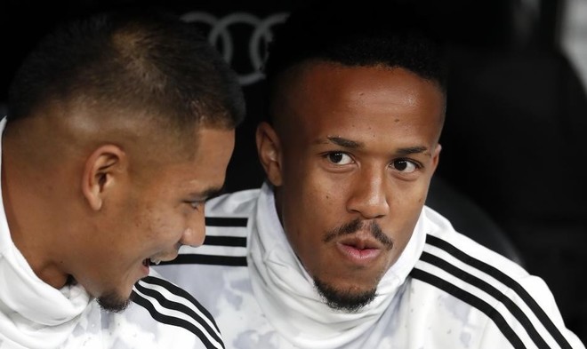 Areola y Militao, en el banquillo del Madrid durante un partido de...