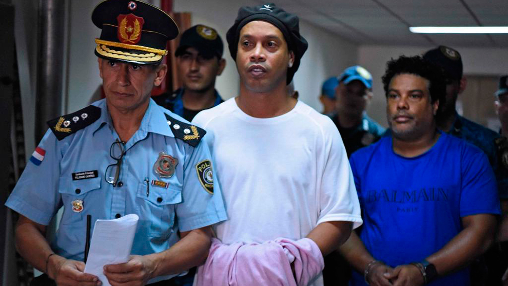 Ronaldinho y su hermano, detenidos en Paraguay.