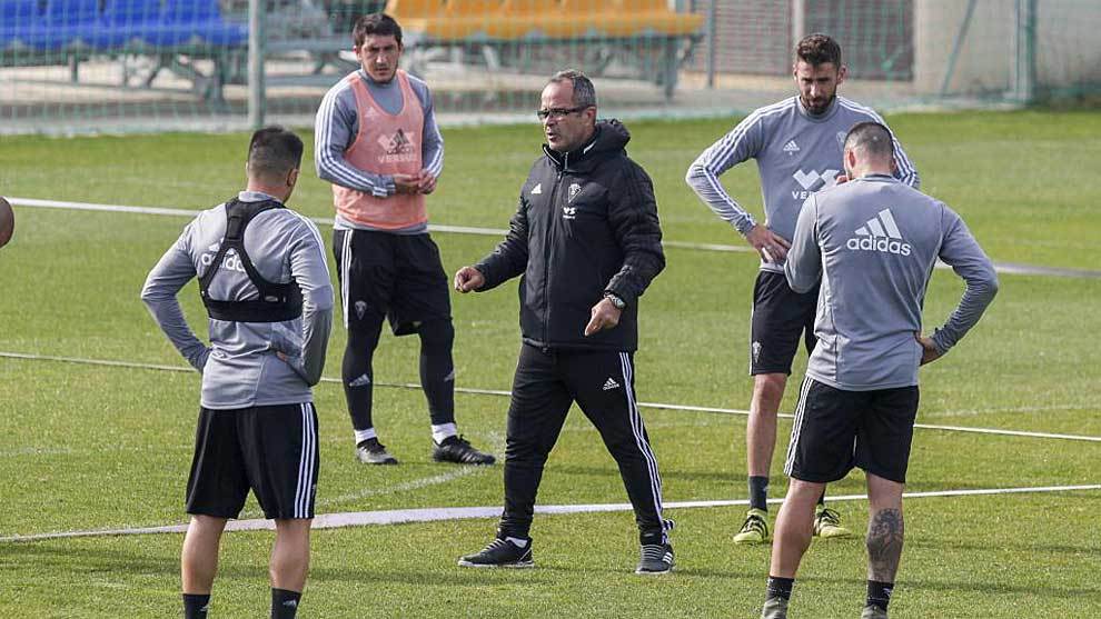 lvaro Cervera se dirige a sus jugadores en un entrenamiento reciente...