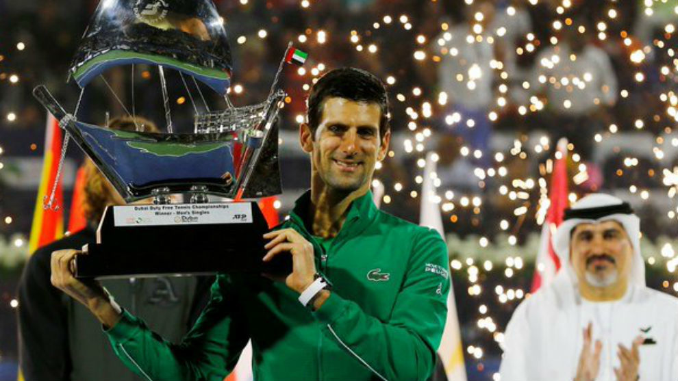Djokovic, con el trofeo como campen de Dubi