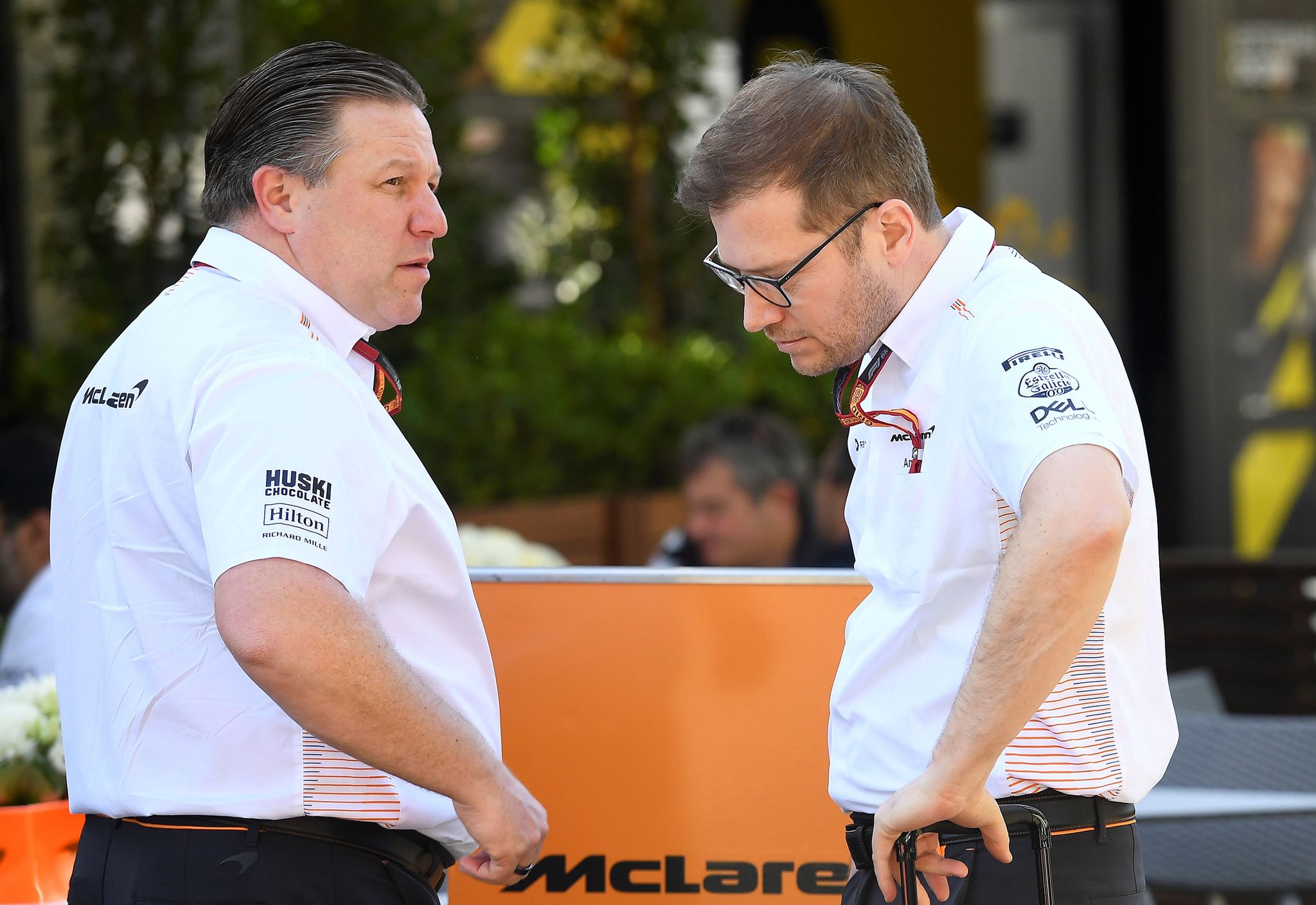 Zak Brown (L), chief executive of lt;HIT gt;McLaren lt;/HIT gt; Racing, talks to a team member in Melbourne on March 12, 2020, ahead of the Formula One Australian Grand Prix. (Photo by William WEST / AFP) / -- IMAGE RESTRICTED TO EDITORIAL USE - STRICTLY NO COMMERCIAL USE --