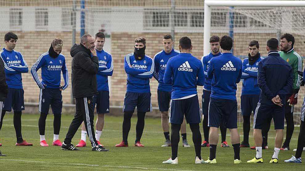 Víctor Fernández se dirige a sus jugadores en un entrenamiento...