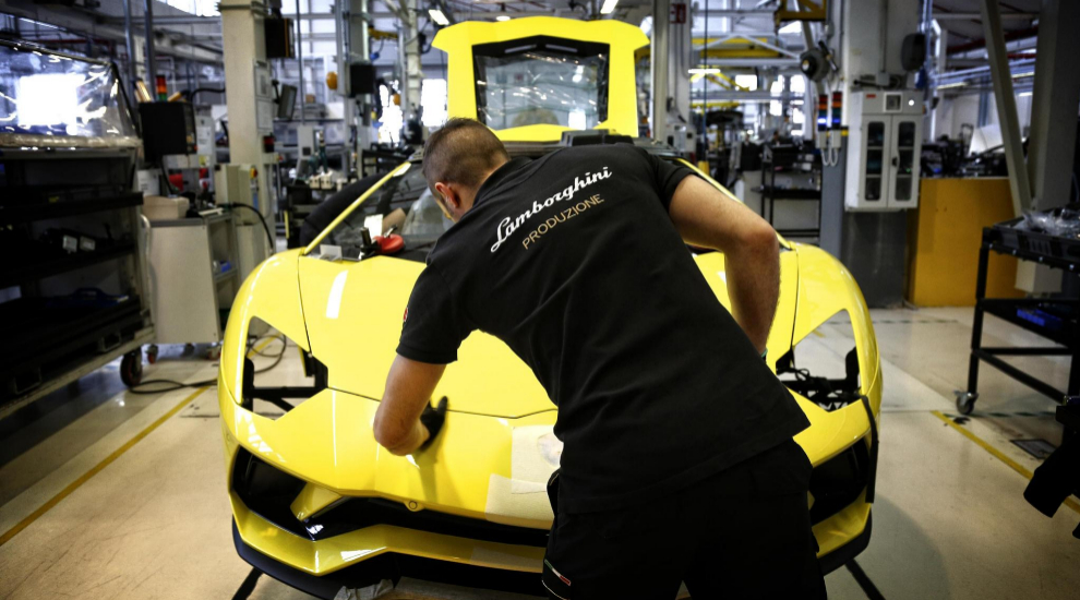 Lamborghini cierra la fábrica de Sant'Agata Bolognese; Ferrari no para  Maranello 
