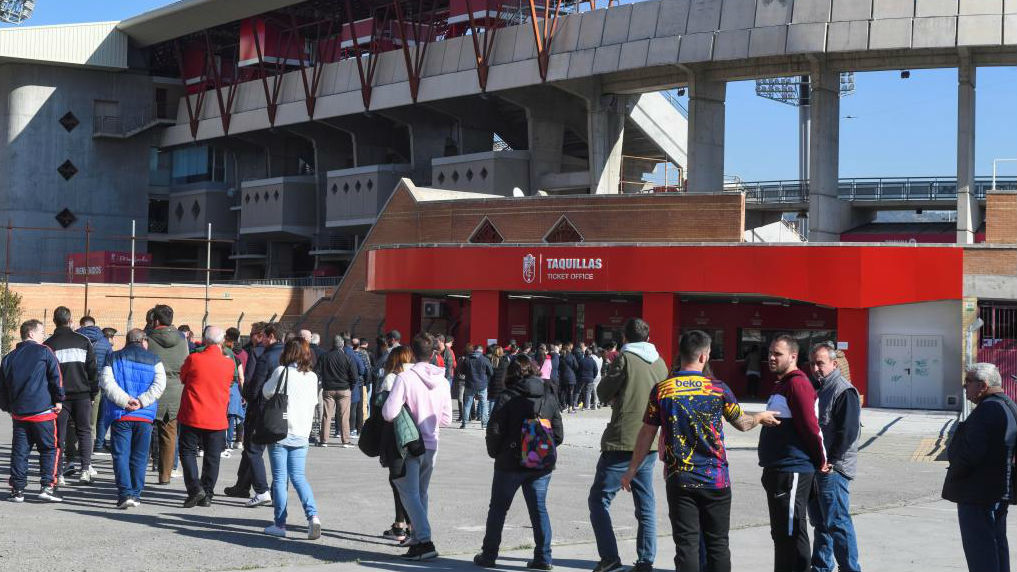 Fans queue up outside Estadio Nuevo Los Carmenes.