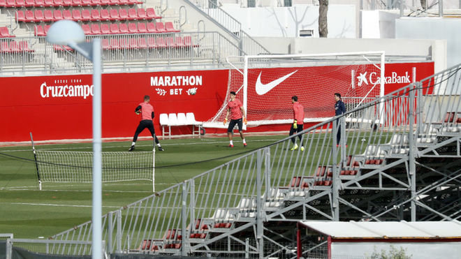Imagen de un entrenamiento del Sevilla a puerta cerrada.