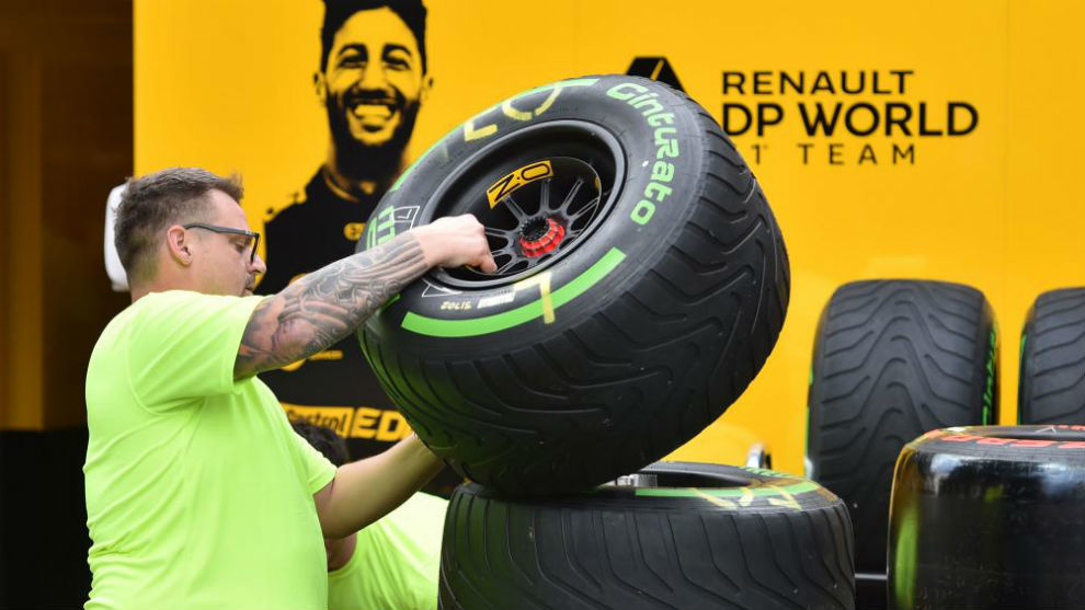Un mecnico de Renault apila unos neumticos de Pirelli en Albert...