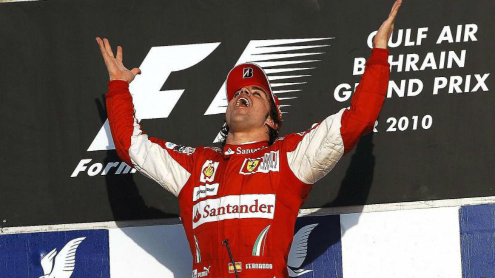Alonso, celebrando la victoria en Bahrin.