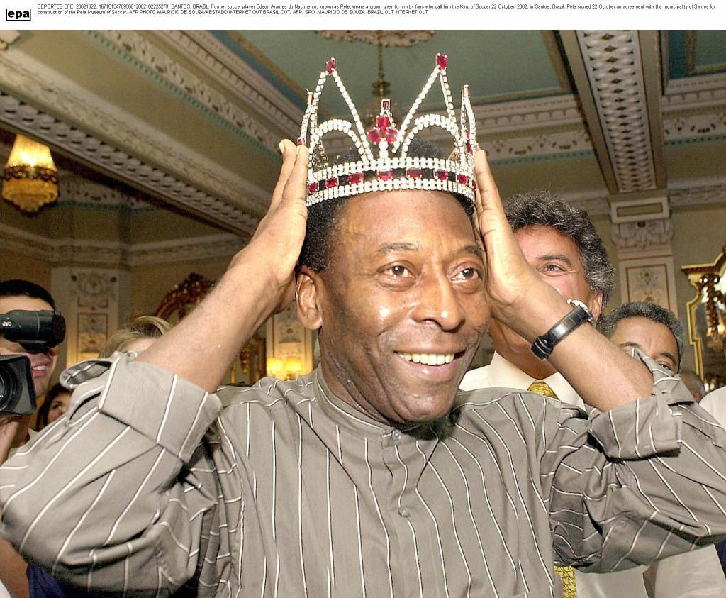 Pelé se coloca una corona.