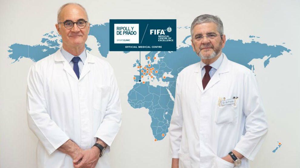 El doctor Pedro Luis Ripoll, a la izquierda, junto al doctor De Prado,...