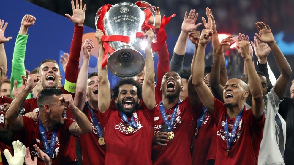 Los jugadores del Liverpool celebran el ttulo de la Champions League...