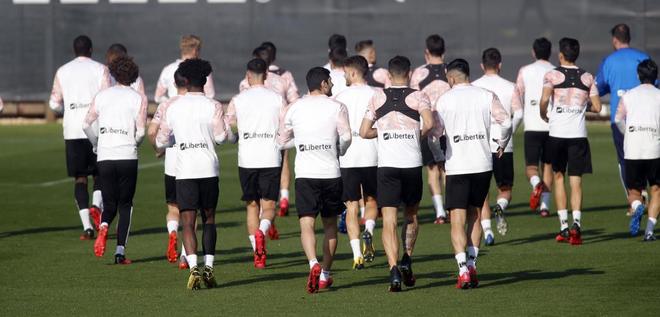 Los jugadores del Valencia, en un entrenamiento en Paterna.