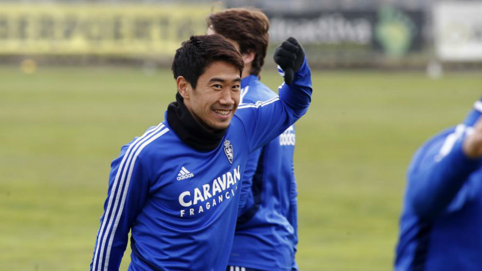 Shinji Kagawa bromea durante un entrenamiento con el Zaragoza.
