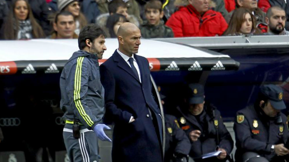 Ximo Mas conversa con Zidane en un partido en el Bernabu.