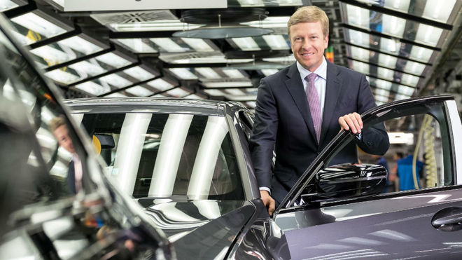 El consejero delegado de BMW Group, Oliver Zipse, en una fbrica del...