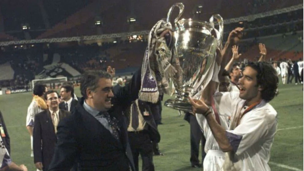 Lorenzo Sanz levanta la Copa de Europa junto a su hijo Fernando.