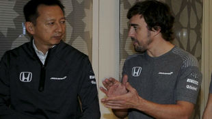 Alonso, con Hasegawa, de Honda, en 2017.