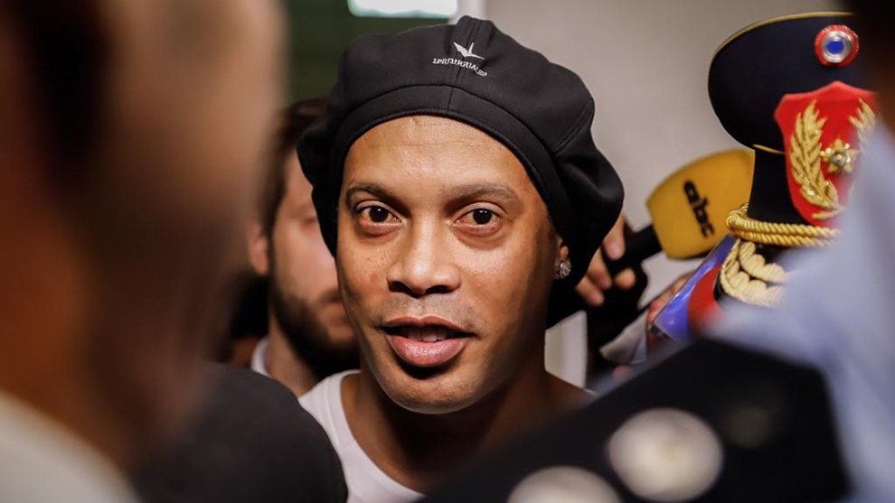Ronaldinho, custodiado por las autoridades judiciales.
