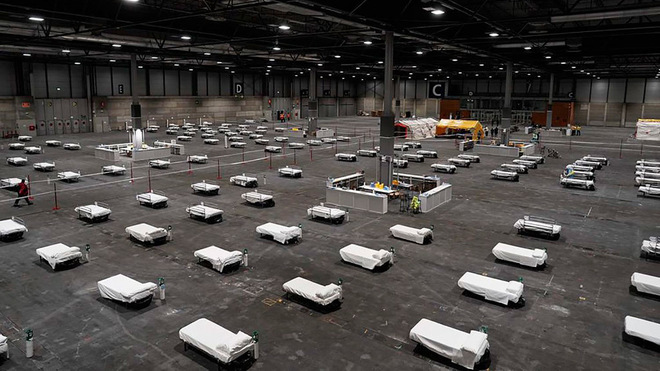 Llegan los primeros pacientes al hospital instalado en Ifema.