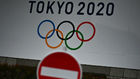 Una seal de prohibido junto a un cartel de los Juegos Olmpicos.