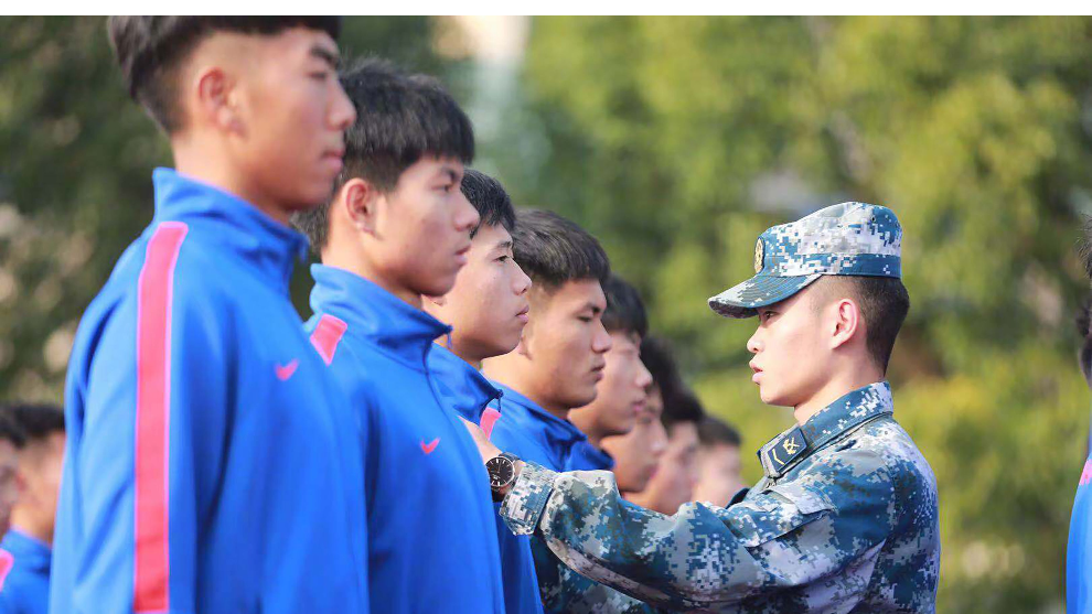 Un militar pasa revista a los futbolistas del Shanghai Shenhua, equipo...