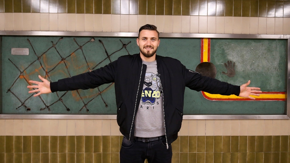 Dimitirevski, durante un reportaje con MARCA en el metro de Vallecas