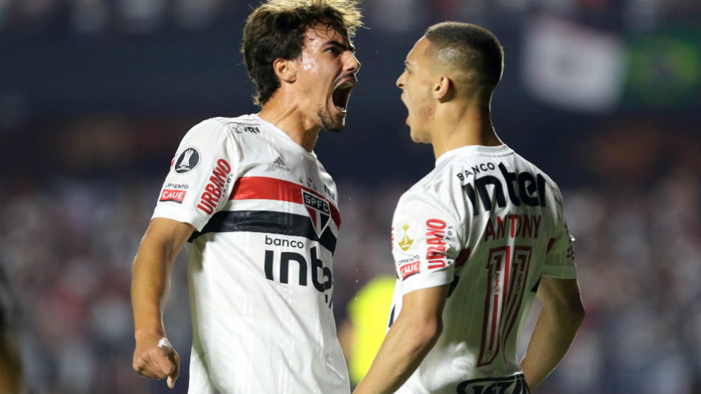 Igor Gomes (21) celebra con Antony (20) un gol del Sao Paulo.