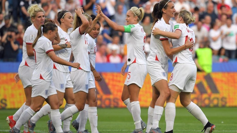 Las jugadoras de la seleccin inglesa celebra un gol en el Mundial de...