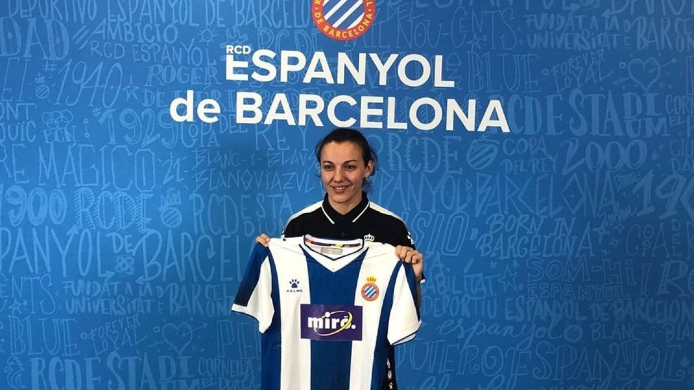 Anair Lomba posa con la camiseta de Espanyol tras llegar en el mercado...