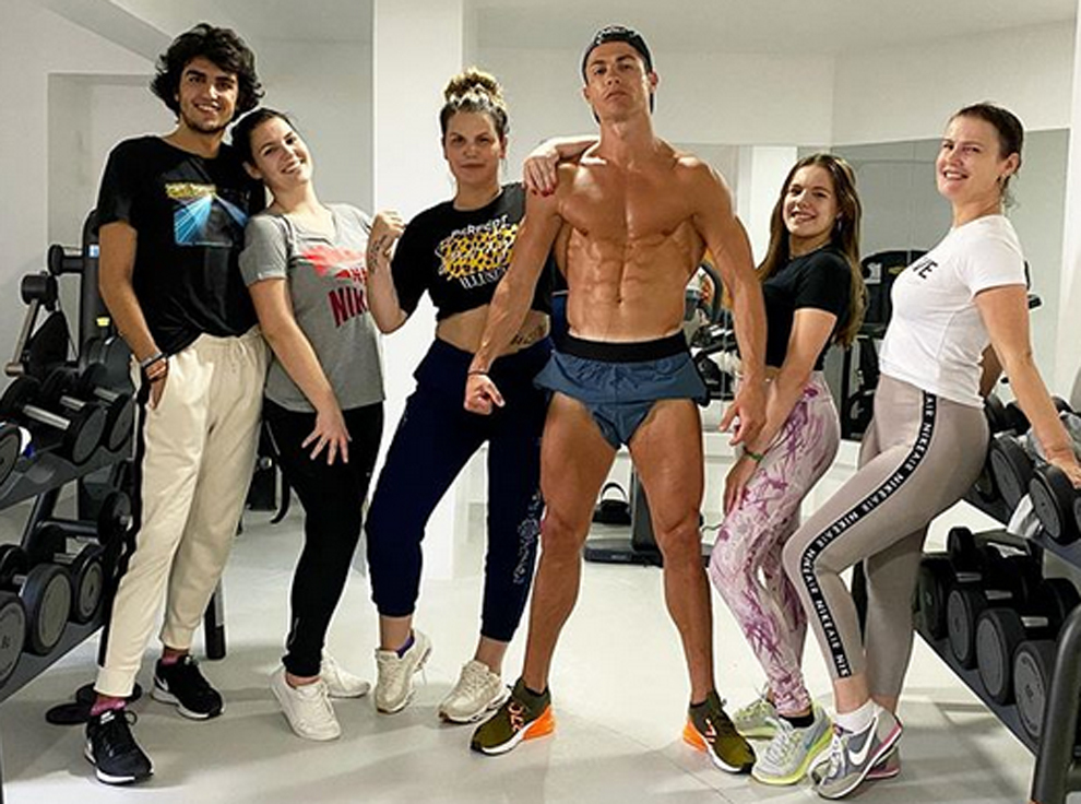 Cristiano Ronaldo shows off his muscles in quarantine | MARCA in English