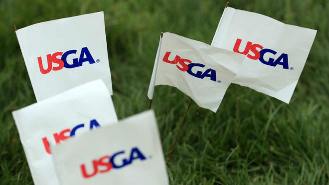 Varias banderas con el logo de USGA en el ltimo Open de Estados...