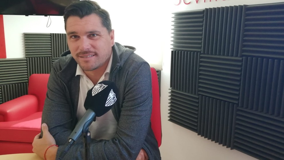 Cristian Toro durante una entrevista en la radio oficial del club.