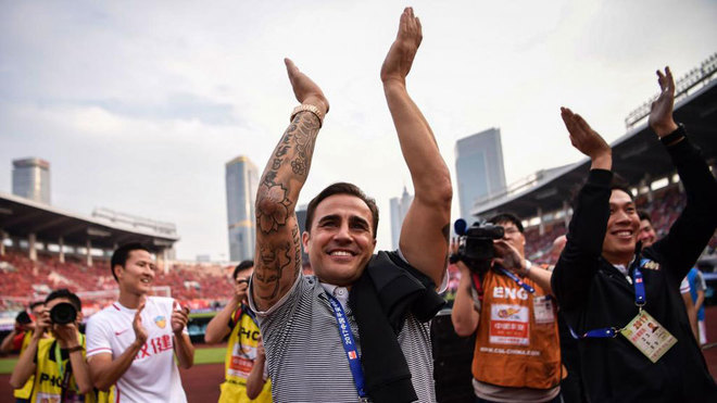 Fabio Cannavaro saluda a la aficin del Guangzhou.