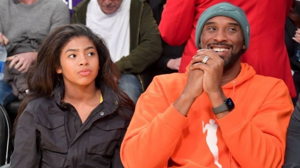 Kobe Bryant y su hija Gianna, viendo un partido.