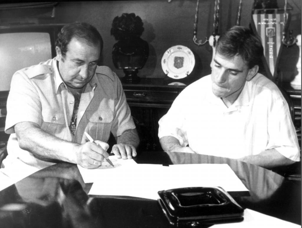 Jesus Gil and Eugenio Bustingorri signing the player&apos;s contract at...