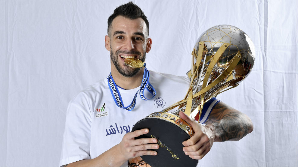 lvaro Negredo (34) posa con la Copa de la Liga de Emiratos rabes.