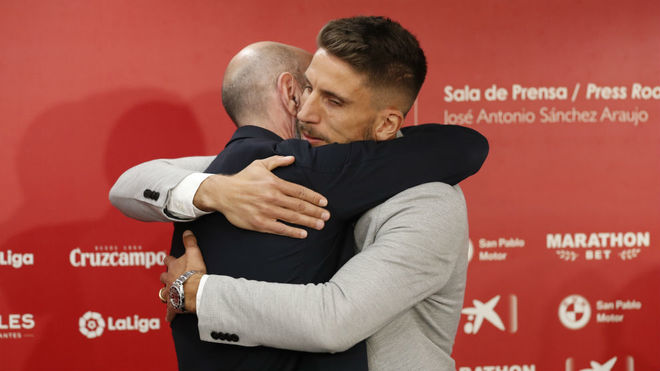 Monchi y Carrio se abrazan en la despedida del portugus.