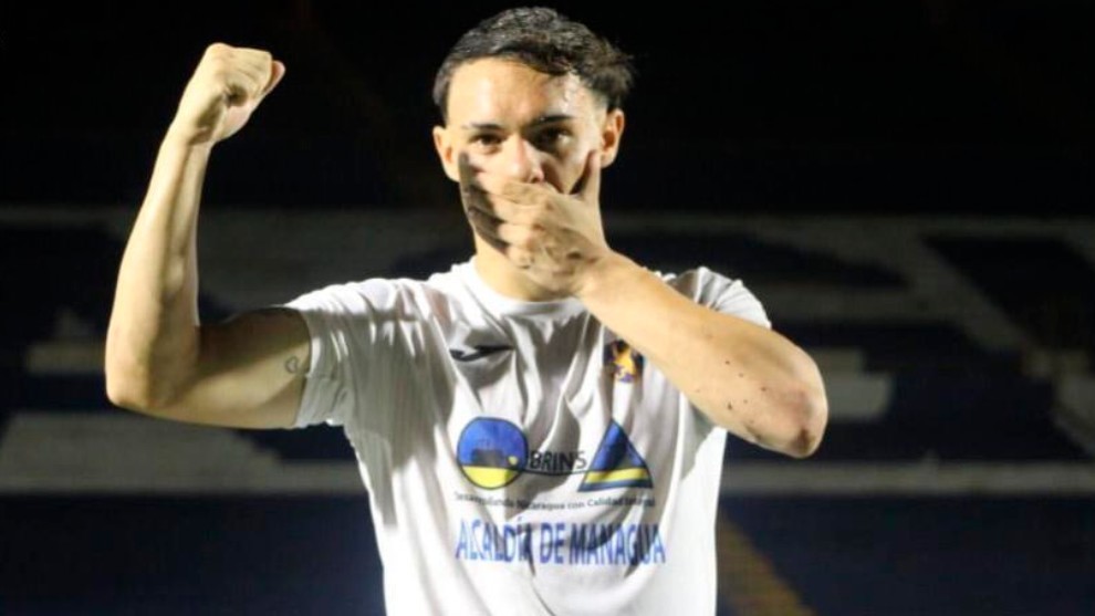 Pablo Gllego celebra un gol en apoyo al sistema sanitario