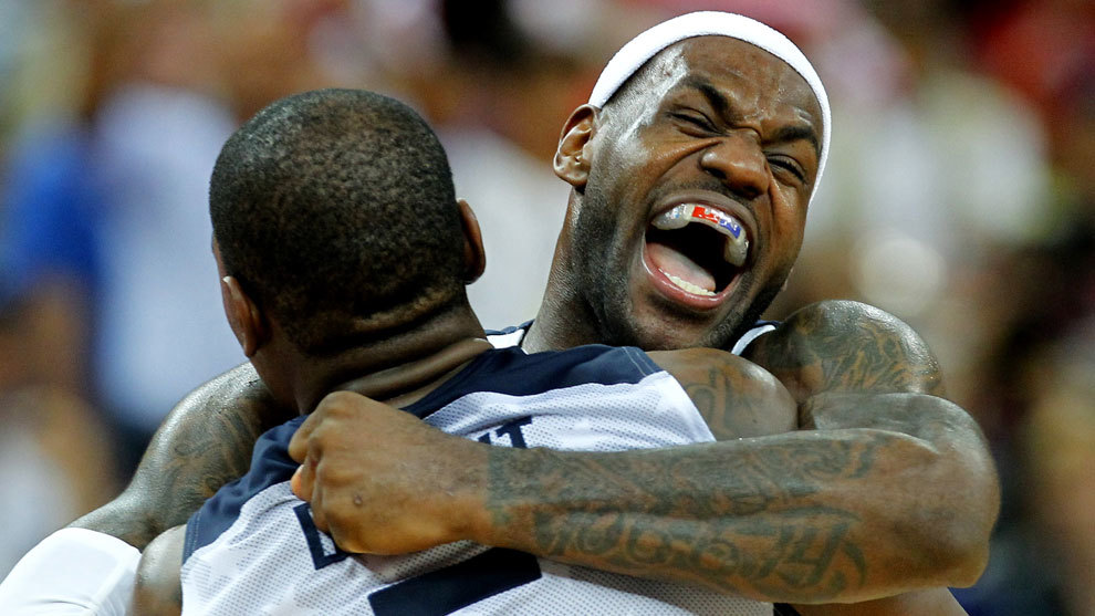 LeBron se abraza a Durant tras ganar el oro en Londres 2012