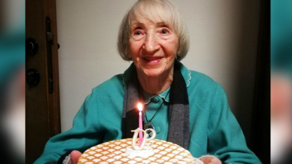 Nonna Lina, con una tarta de cumpleaos.